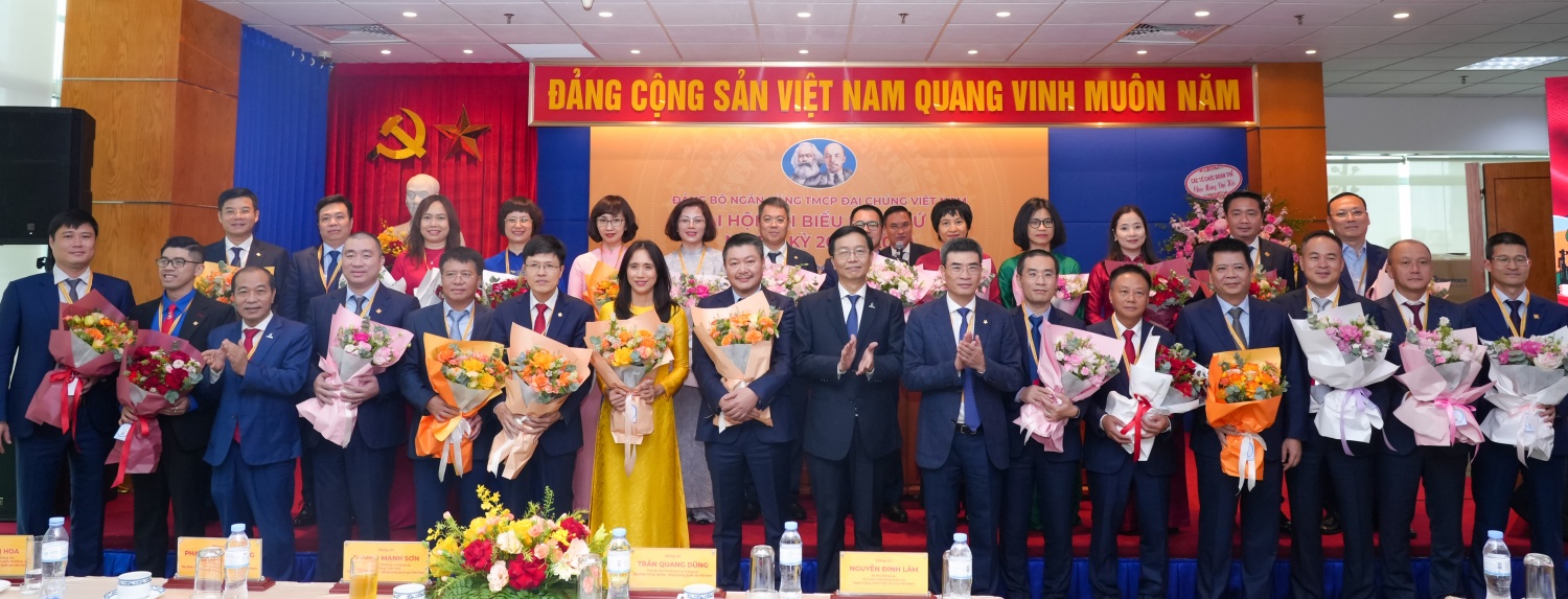 Lãnh đạo Petrovietnam chúc mừng Ban Chấp hành Đảng bộ PVcomBank nhiệm kỳ 2025-2030