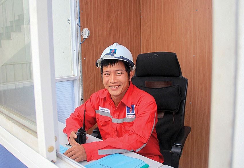 Ngoài công việc tại đập thủy điện, Đinh Văn Anh thường xuyên tham gia các hoạt động thiện nguyện cùng công ty để giúp đỡ người dân trên địa bàn