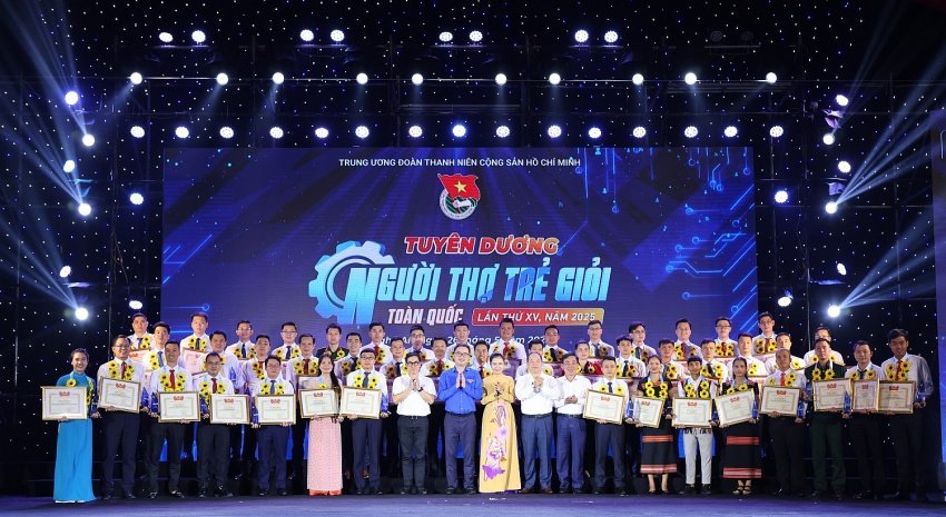 51 gương mặt “Người trẻ giỏi” toàn quốc lần thứ XV năm 2025 chụp hình lưu niệm với các đồng chí lãnh đạo Đảng, Nhà nước và Trung ương Đoàn.