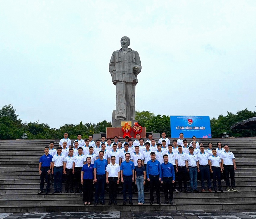 Đoàn đại biểu và 51 gương “Người thợ trẻ giỏi” tổ chức Lễ báo công dâng Bác tại Tượng đài Chủ tịch Hồ Chí Minh (tỉnh Nghệ An).