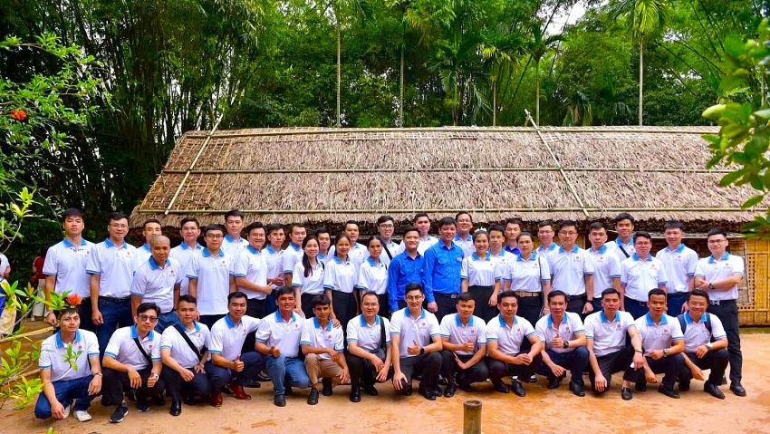 Đoàn đến thăm nhà Bác tại Khu di tích quốc gia đặc biệt Kim Liên.