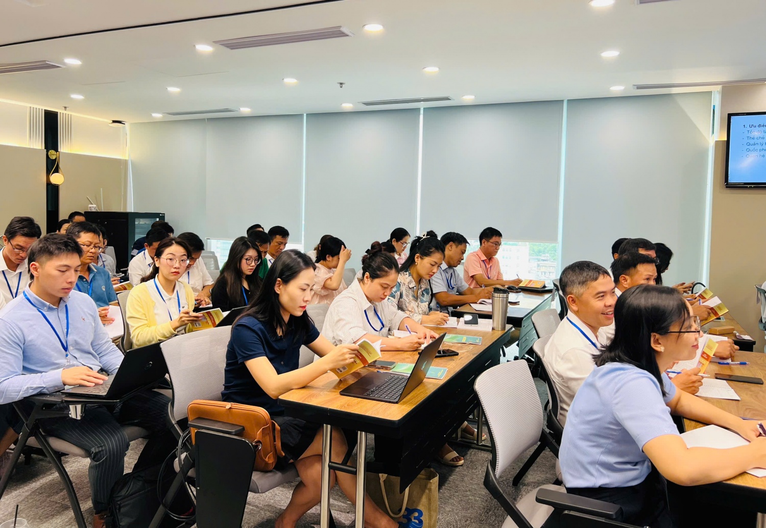 Các học viên tham dự lớp học nghiên cứu, học tập