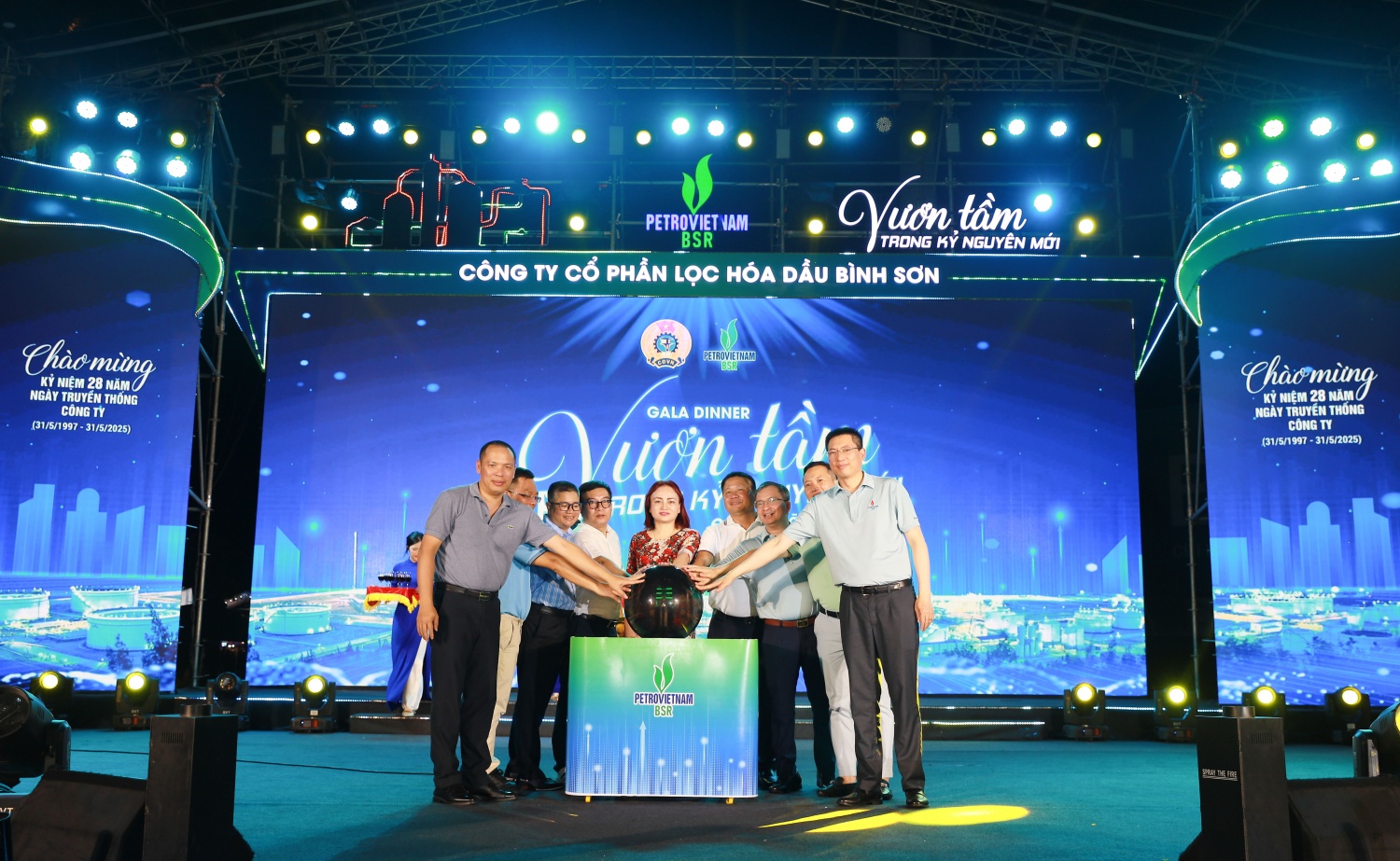 Đại diện CĐ DKVN và Ban lãnh đạo BSR thực hiện nghi thức Kỷ niệm 28 năm Ngày truyền thống BSR (31/5/1997-31/5/2025).
