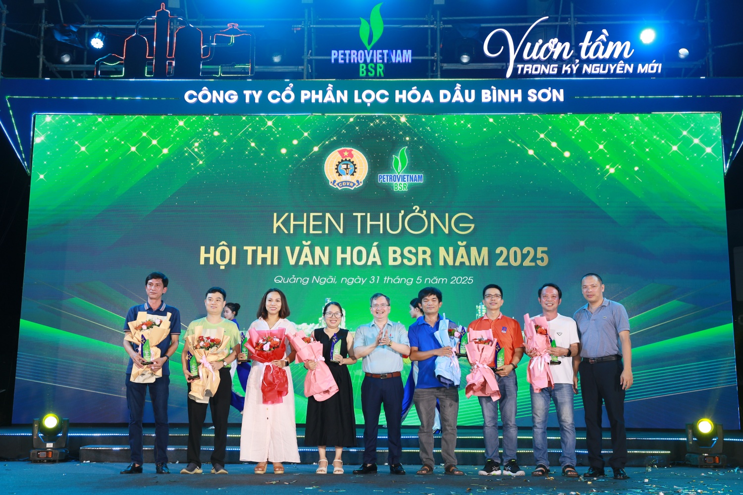 Các cá nhân đạt thành tích cao trong Hội thi văn hóa doanh nghiệp được Ban lãnh đạo BSR khen thưởng.