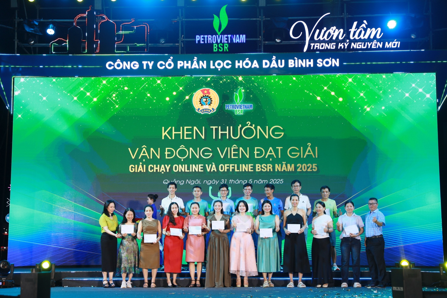 Các vận động viên đạt thành tích cao trong các cuộc thi thể dục, thể thao được trao các phần thưởng.