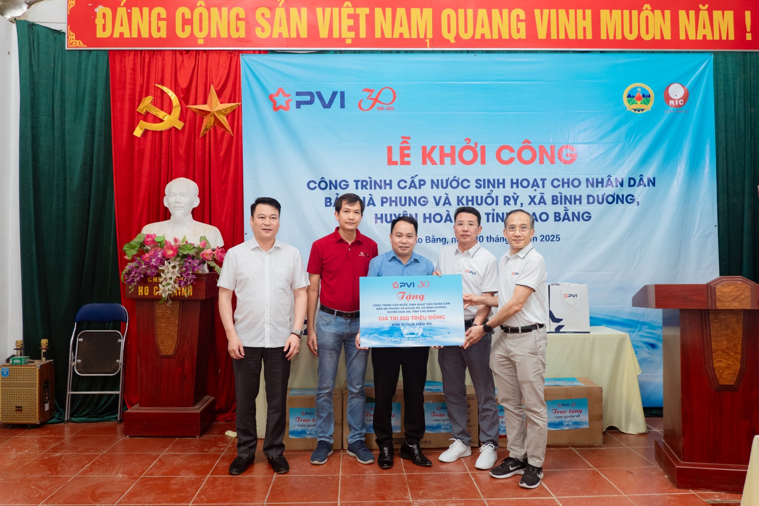 Ông Dương Thanh Danh Francois - Phó Chủ tịch thường trực HĐQT PVI và ông Nguyễn Tuấn Tú - Bí thư Đảng ủy, Phó Chủ tịch HĐQT, Tổng Giám đốc PVI trao biển tượng trưng công trình nước sạch trị giá 550 triệu đồng tại bản Nà Phung và Khuổi Rỳ cho đại diện của RIC và chính quyền địa phương