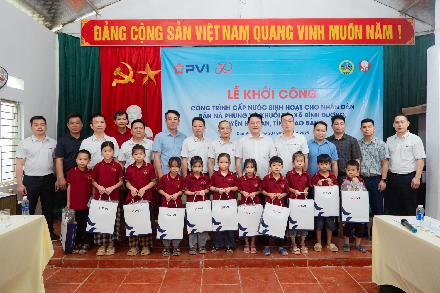 PVI tặng 30 phần quà (trị giá 1 triệu đồng/1 suất) cho 30 cháu học sinh thuộc hộ nghèo, hộ chính sách và hộ có hoàn cảnh khó khăn của 2 bản Nà Phung và Khuổi Rỳ.