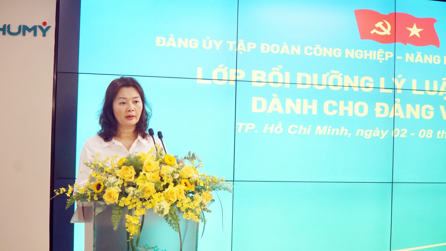 Đồng chí Đinh Thị Hồng Thúy công bố quyết định mở lớp