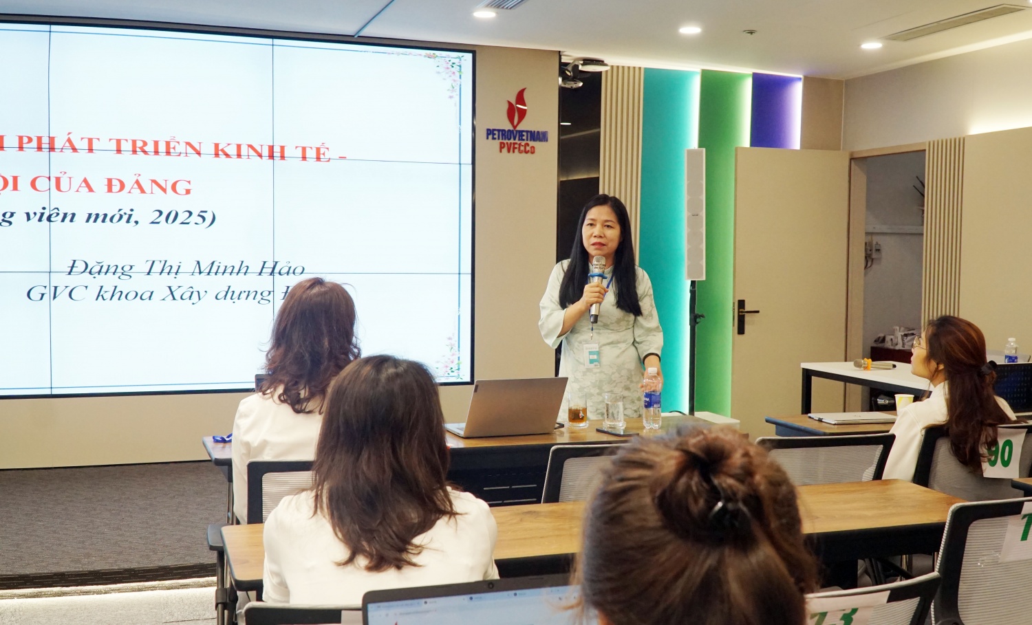 Giảng viên Đặng Thị Minh Hảo trình bày chuyên đề “Đường lối phát triển kinh tế - xã hội của Đảng”