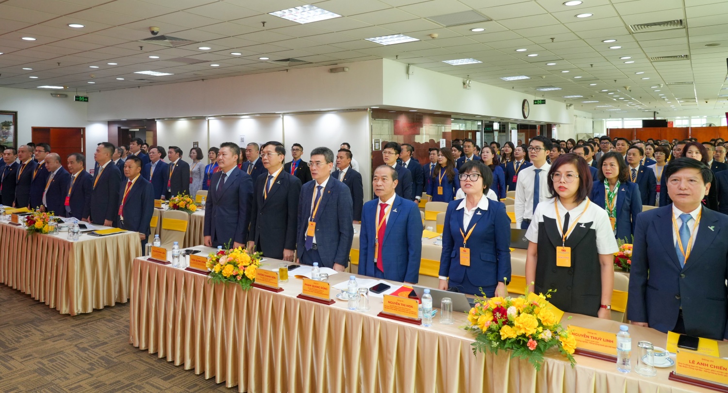 Các đại biểu thực hiện nghi thức chào cờ