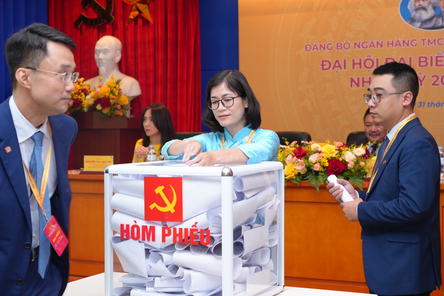 Các đại biểu bỏ phiếu bầu Ban Chấp hành khóa mới