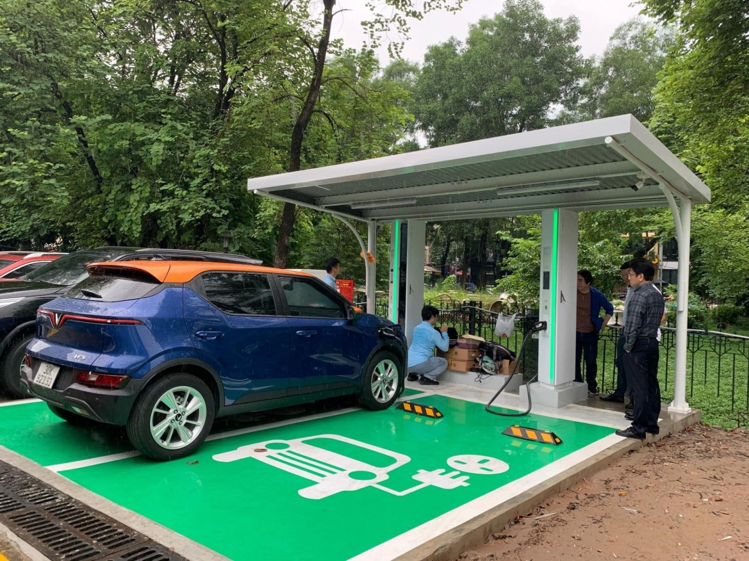 Trạm sạc xe điện của PV Power đi vào hoạt động từ tháng 9/2024 tại tại số 6 phố Huỳnh Thúc Kháng, Hà Nội