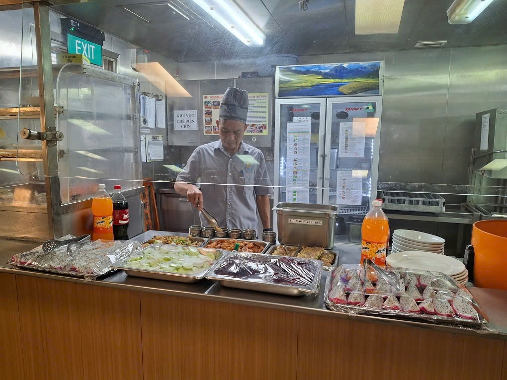 Mỗi bữa ăn trên giàn đều được lưu mẫu lại để kiểm soát chất lượng.