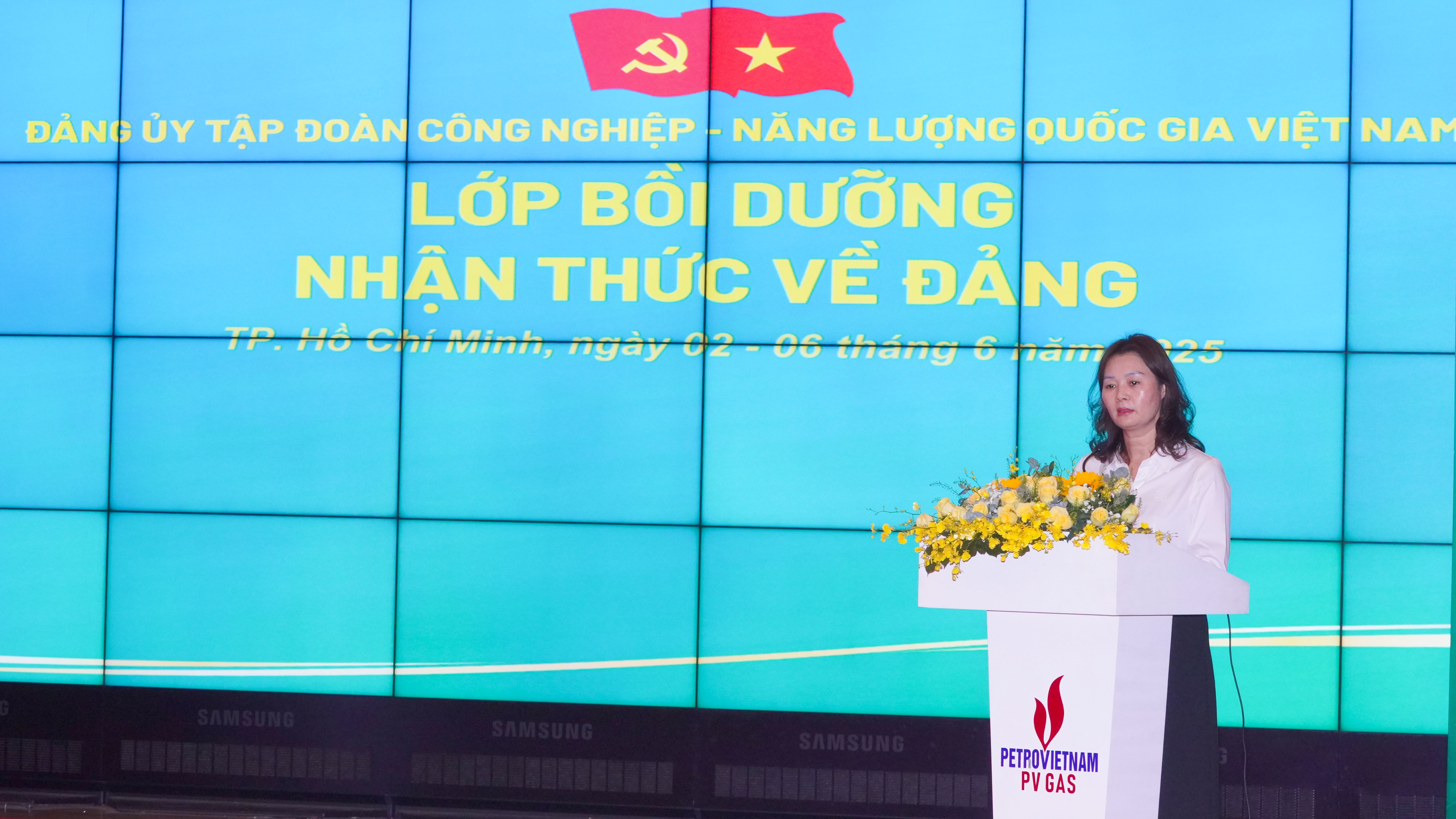 Đồng chí Đinh Thị Hồng Thuý công bố quyết định mở lớp bồi dưỡng nhận thức về Đảng khu vực TP HCM năm 2025.