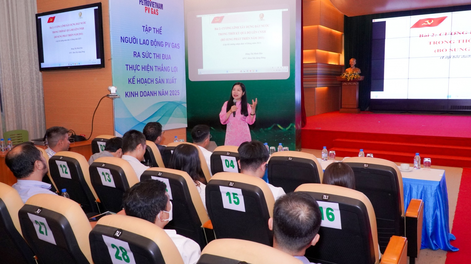 Đồng chí Đặng Thị Minh Hảo – Giảng viên chính, Khoa Xây dựng Đảng Trường đào tạo cán bộ Lê Hồng Phong, trình bày khái lược lịch sử Đảng Cộng sản Việt Nam.