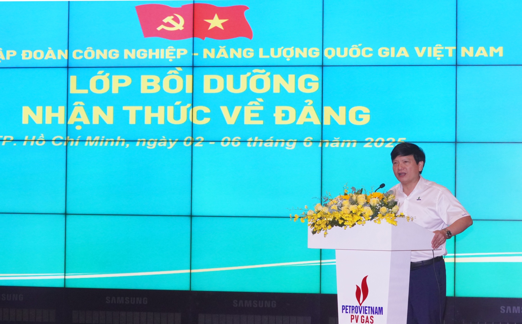 Đồng chí Lê Anh Chiến thay mặt Ban tổ chức cam kết sẽ tổ chức lớp học nghiêm túc, hiệu quả, góp phần giúp các học viên hoàn thành tốt nhiệm vụ được giao.