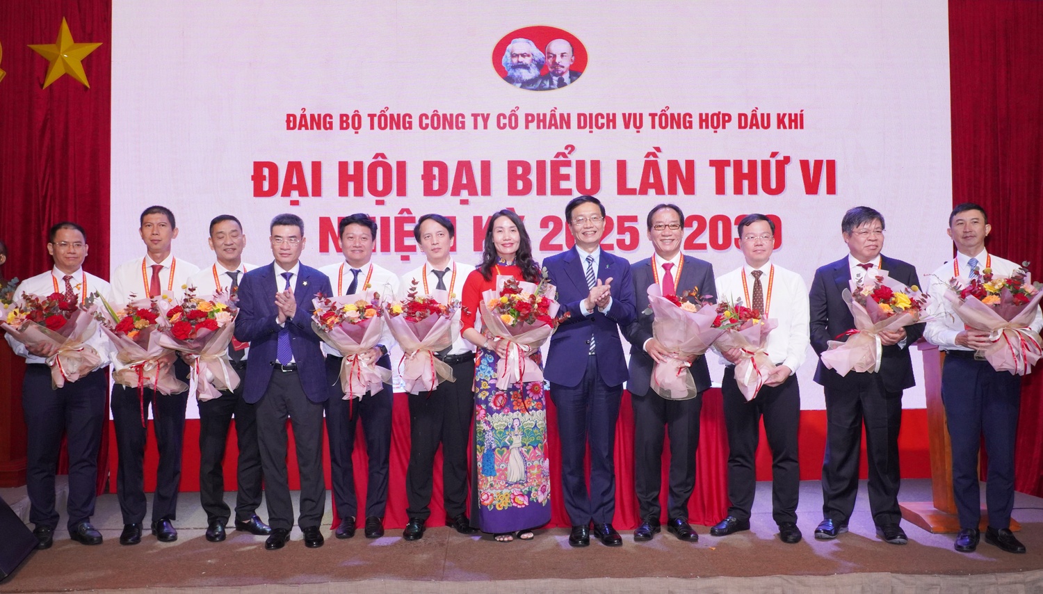 Đồng chí Trần Quang Dũng - Phó Bí thư thường trực Đảng ủy và đồng chí Dương Mạnh Sơn - Ủy viên Ban Thường vụ Đảng ủy, Phó Tổng Giám đốc Petrovietnam tặng hoa chúc mừng Ban Chấp hành Đảng bộ PETROSETCO khóa VI.