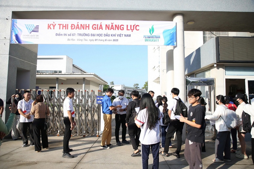 Công tác hướng dẫn phụ huynh và thí sinh tại cổng trường.