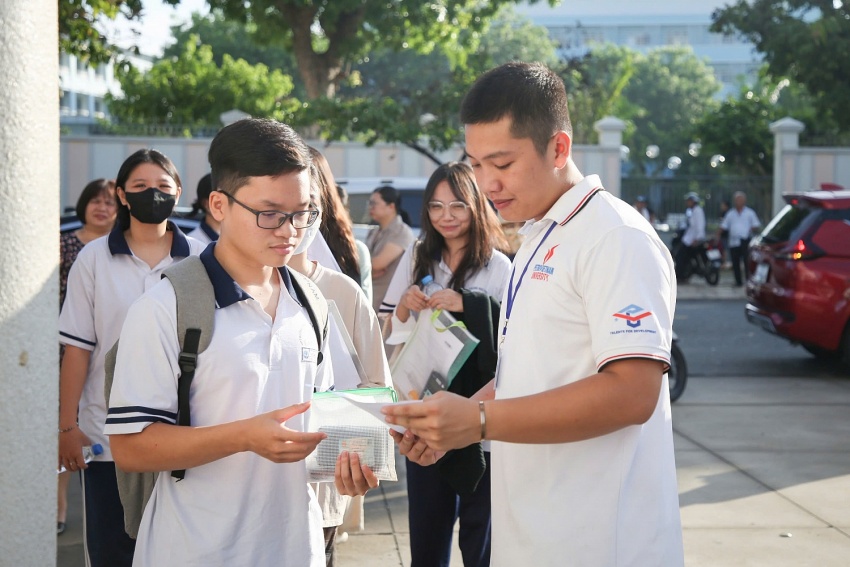 Hướng dẫn thí sinh vào đúng khu vực tham gia dự thi.