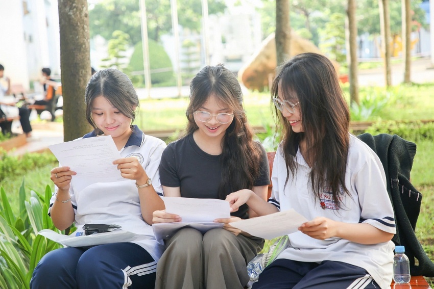 Thí sinh vui vẻ dưới khuôn viên trường trước khi vào phòng thi.
