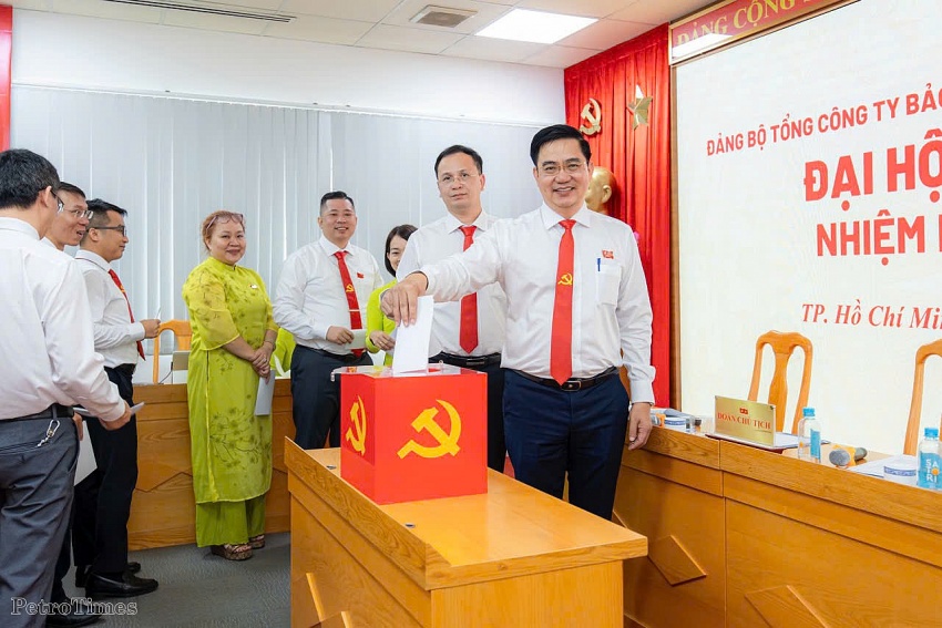 Các đại biểu bỏ phiếu bầu tại Đại hội