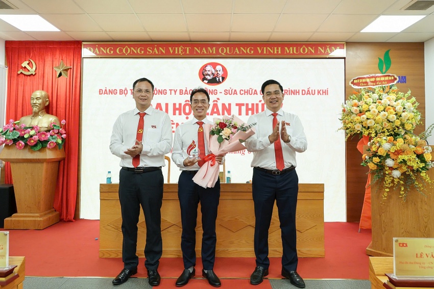 Lãnh đạo PVMR tri ân những đóng góp tích cực của đồng chí Đinh Quang Dũng - Ủy viên Ban Chấp hành Đảng bộ khóa cũ không tái cử