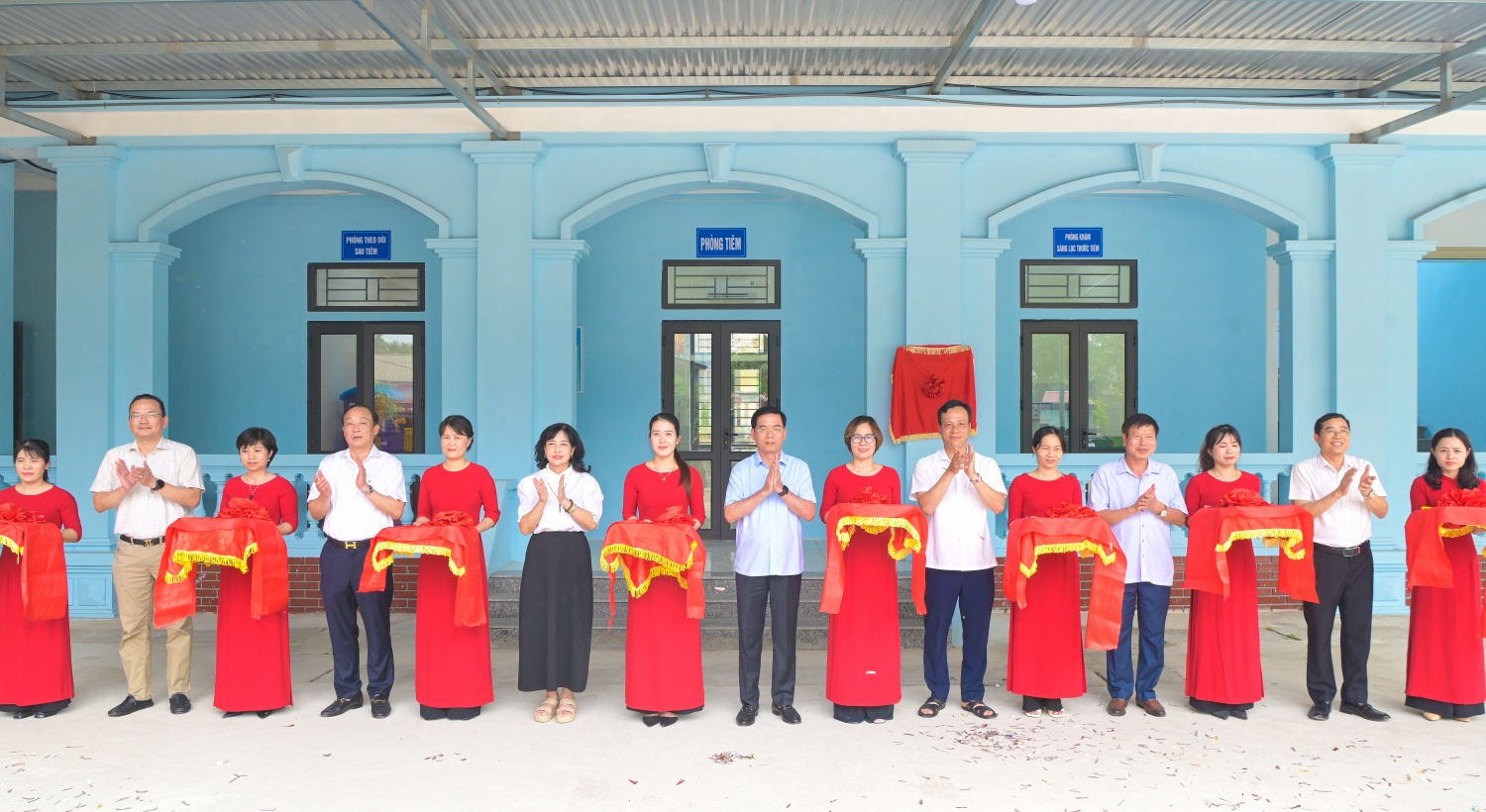 Các đại biểu thực hiện nghi thức cắt băng khánh thành “Nhà tư vấn điều trị bệnh học đường, chăm sóc sức khỏe sinh sản và sức khỏe trẻ em”