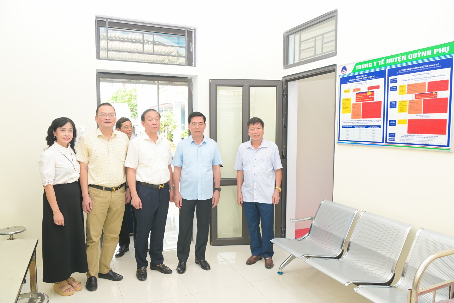 Các đại biểu tham quan Phòng Tiêm tại “Nhà tư vấn điều trị bệnh học đường, chăm sóc sức khỏe sinh sản và sức khỏe trẻ em”