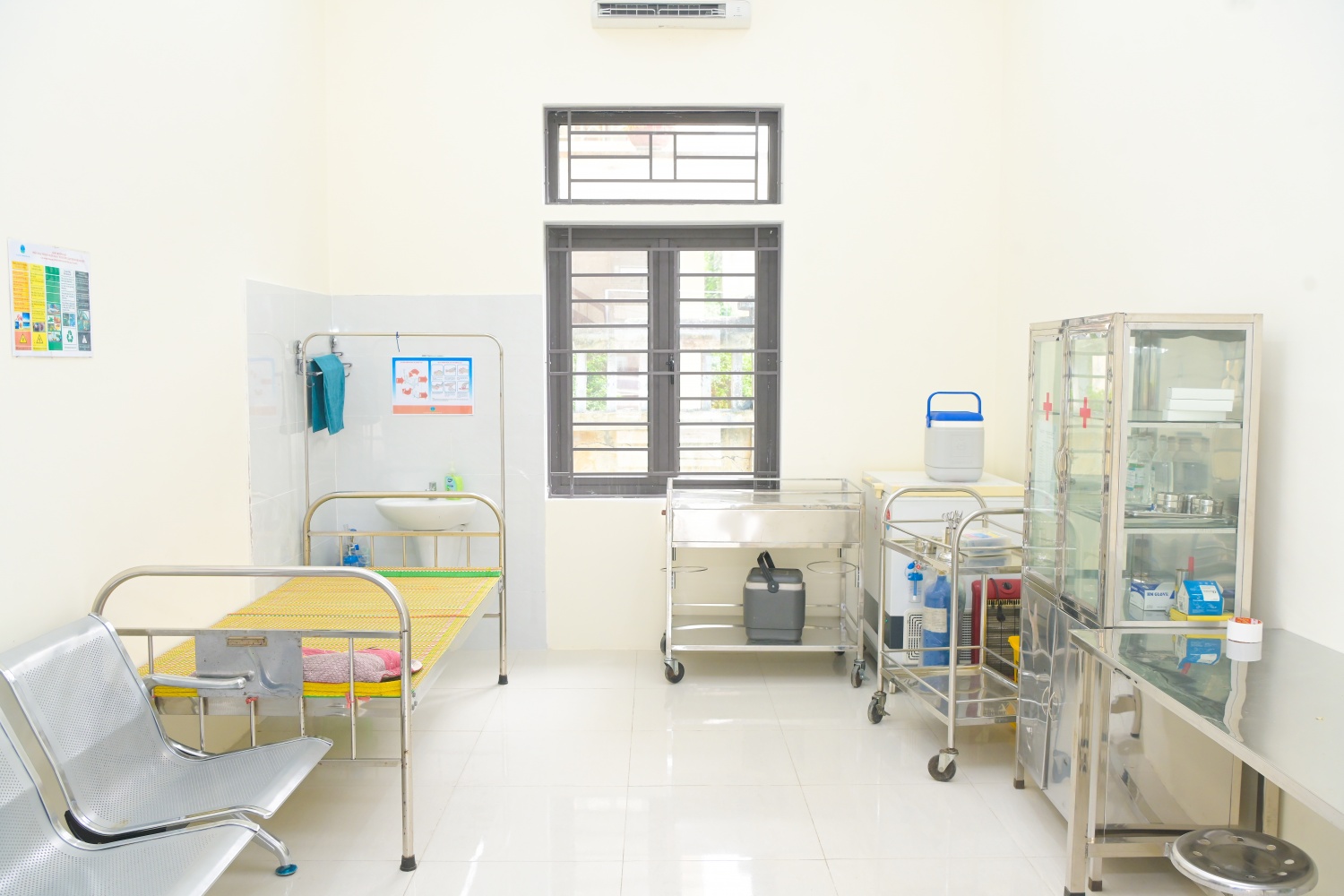 Thiết bị, dụng cụ y tế trong Phòng Tiêm được trang bị đầy đủ và bố trí ngăn nắp