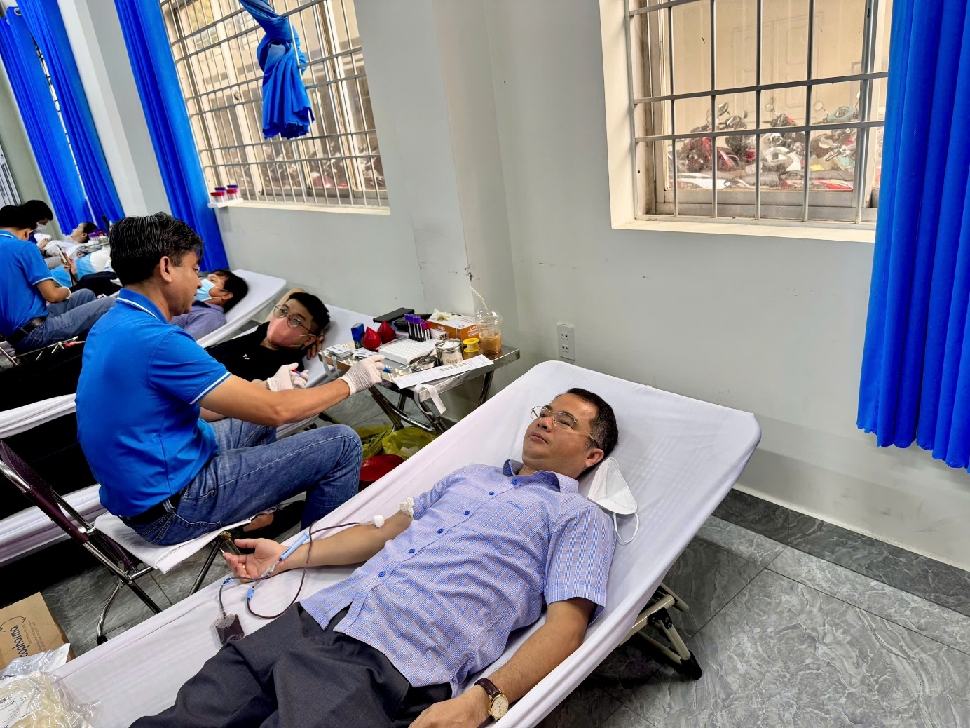 Đồng chí Hoàng Phúc Long - Chủ tịch Công đoàn Vietsovpetro tham gia hiến máu tình nguyện