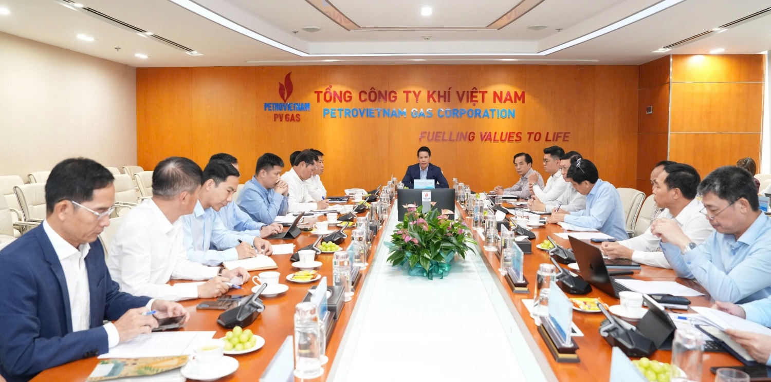 Chương trình Văn phòng không rác thải nhựa được PV GAS triển khai từ năm 2022 bằng cách loại bỏ chai nước nhựa, túi nylon, ly nhựa khỏi các cuộc họp và sự kiện bằng chai đựng nước thủy tinh