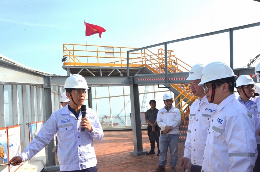 Tổng Giám đốc PTSC Trần Hồ Bắc giới thiệu với đoàn công tác của Thứ trưởng Bộ Công Thương Trương Thanh Hoài thăm khu chế tạo chân đế điện gió ngoài khơi PTSC (tháng 1/2025).