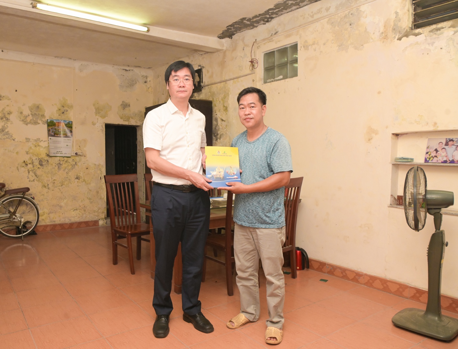 Đồng chí Nguyễn Mạnh Kha trao phần quà hỗ trợ, động viên anh Nguyễn Văn Long