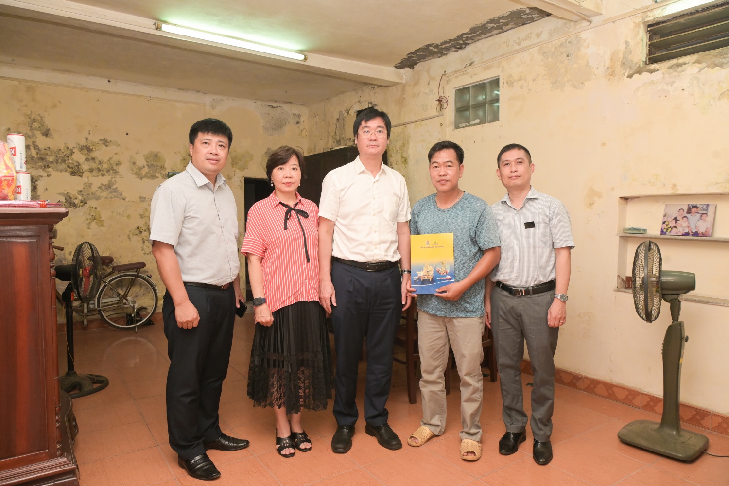 Đoàn công tác CĐ DKVN đến thăm hỏi, động viên và tặng quà người lao động có hoàn cảnh khó khăn