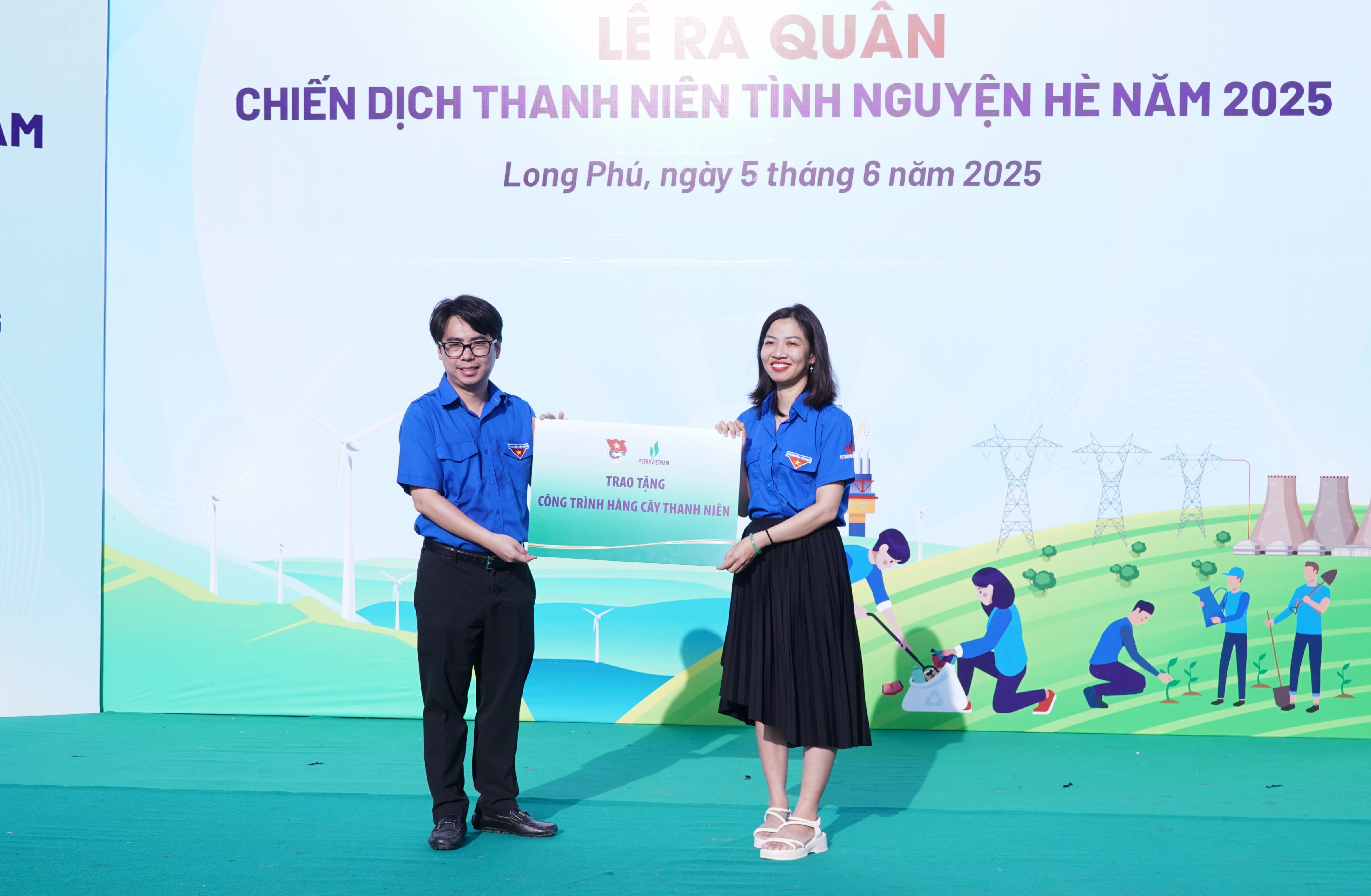 Đoàn Thanh niên Petrovietnam trao tặng biển công trình Hàng cây thanh niên cho Đoàn Thanh niên Ban QLDA Long Phú 1.