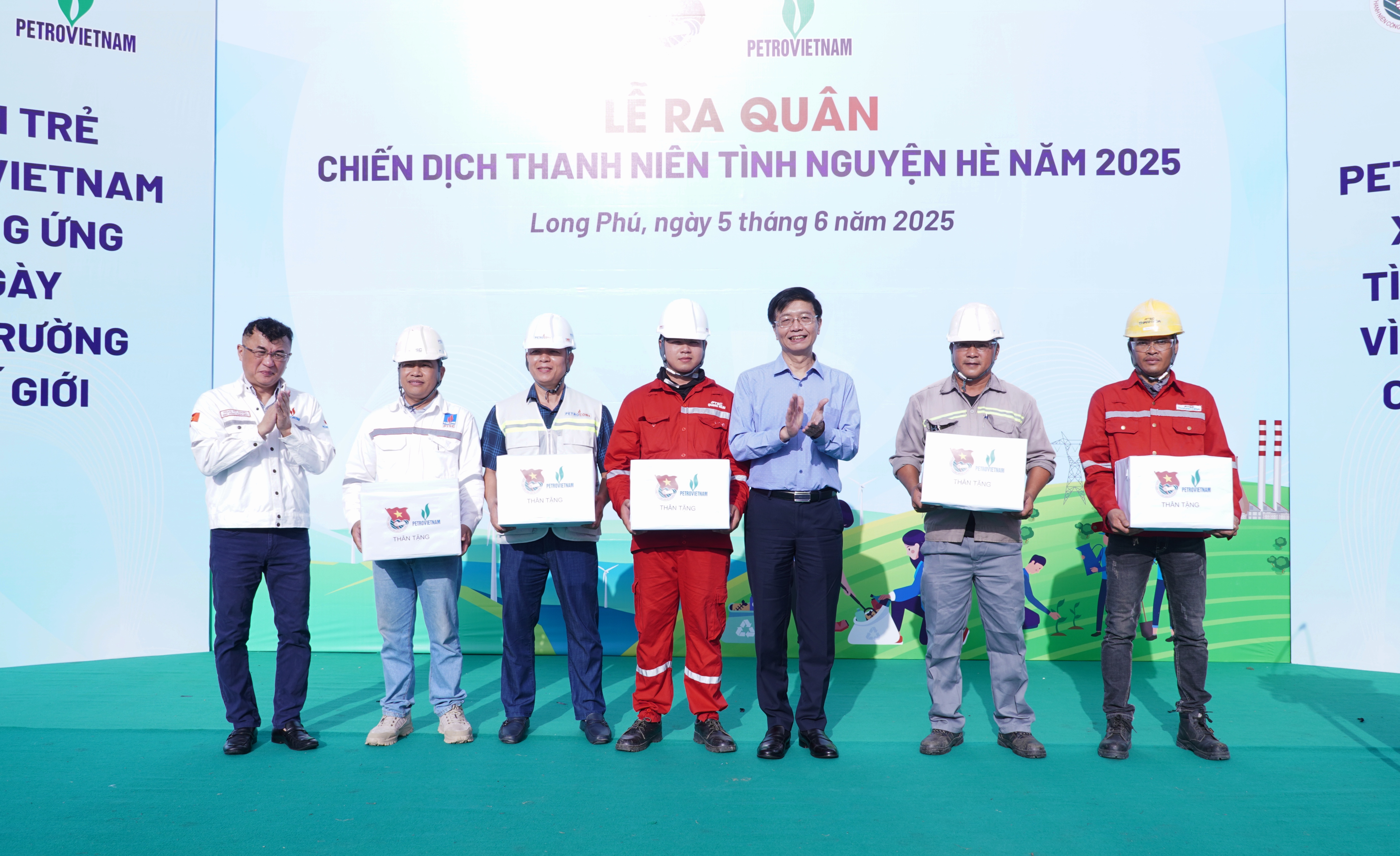 Dịp này, Đoàn Thanh niên Tập đoàn đã trao tặng 300 phần quà cho cán bộ, người lao động tại Dự án