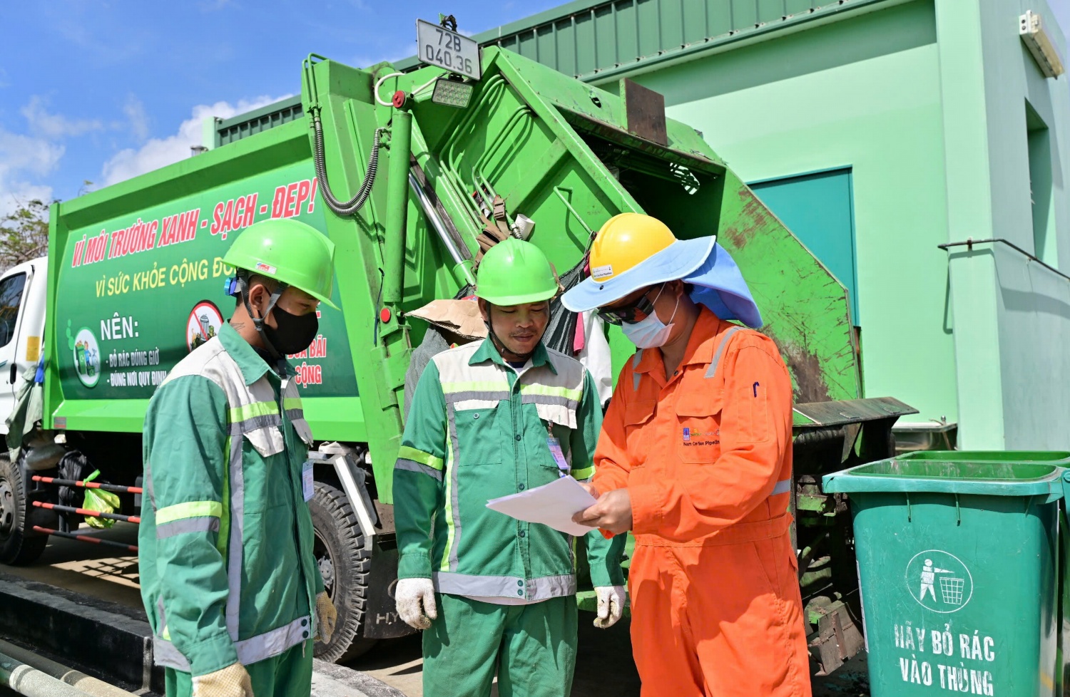 PV GAS tham gia xử lý rác và tặng thùng đựng rác cho địa phương