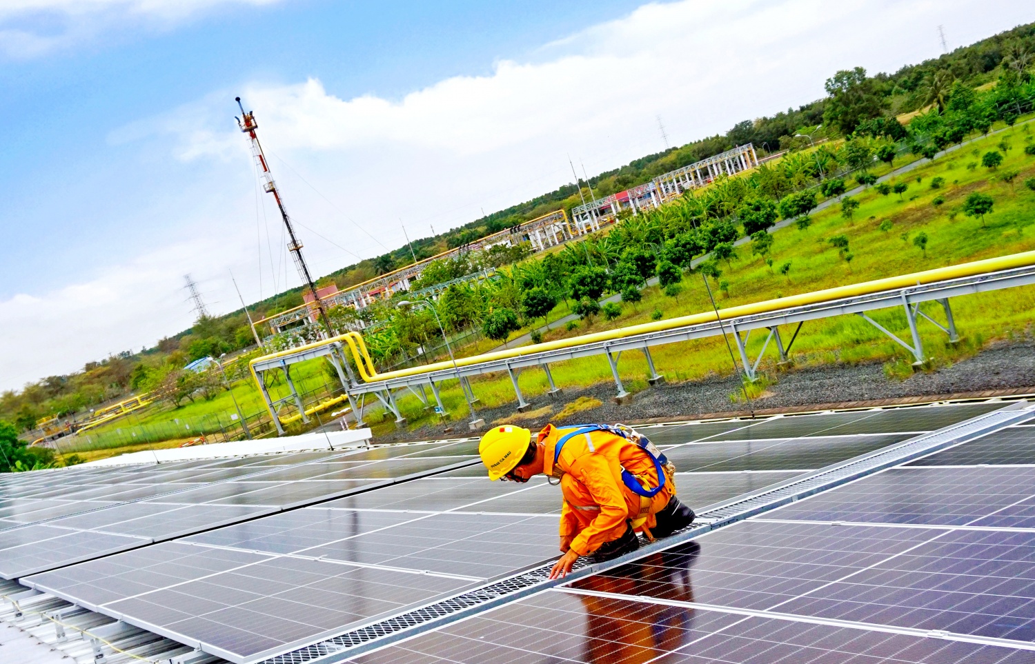 PV GAS lắp đặt điện áp mái tại các công trình khí để chuyển đổi dần sang sử dụng thay cho điện lưới