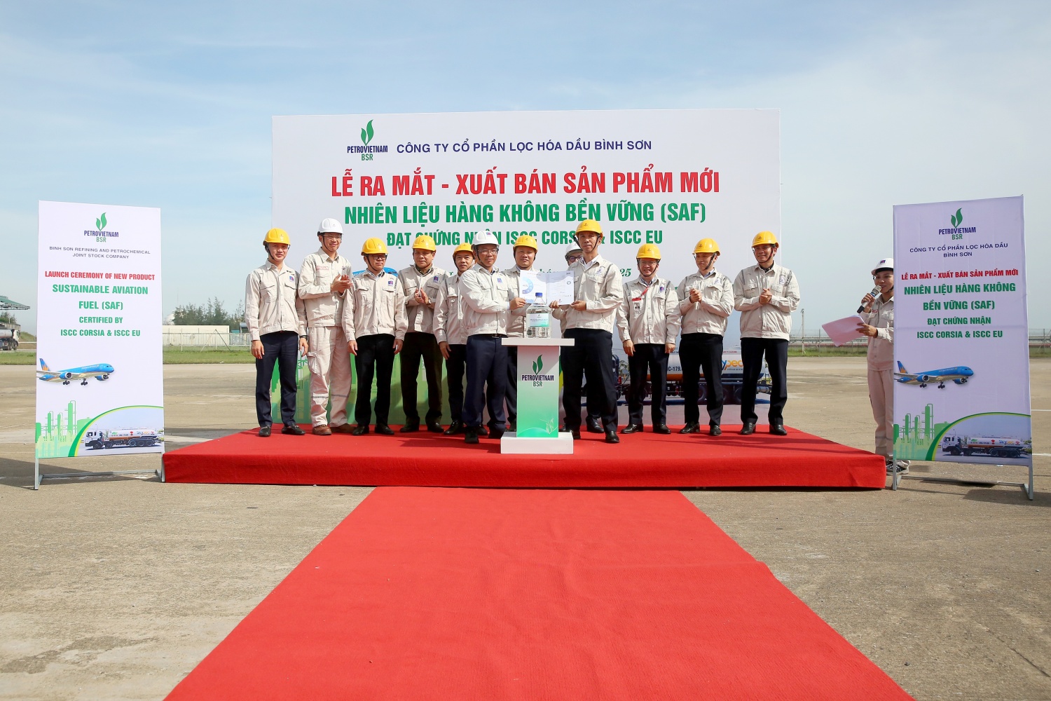 BSR thực hiện nghi thức trao sản phẩm SAF cho Công ty Skypec.