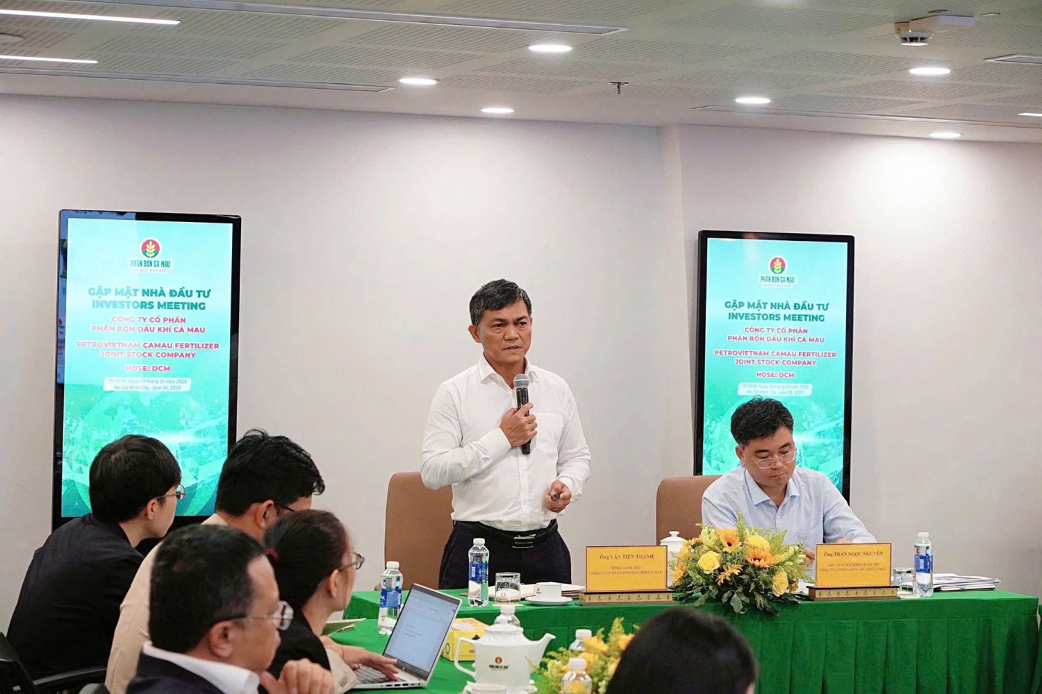 Tổng Giám đốc PVCFC Văn Tiến Thanh trao đổi với nhà đầu tư