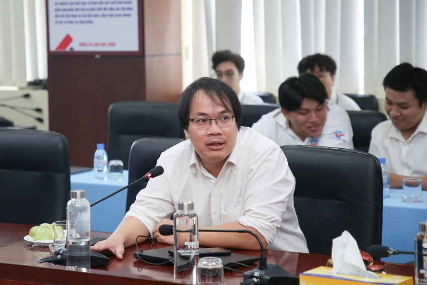 Giảng viên PVU và PGS.TS Dương Minh Hải thảo luận sôi nổi tại hội thảo