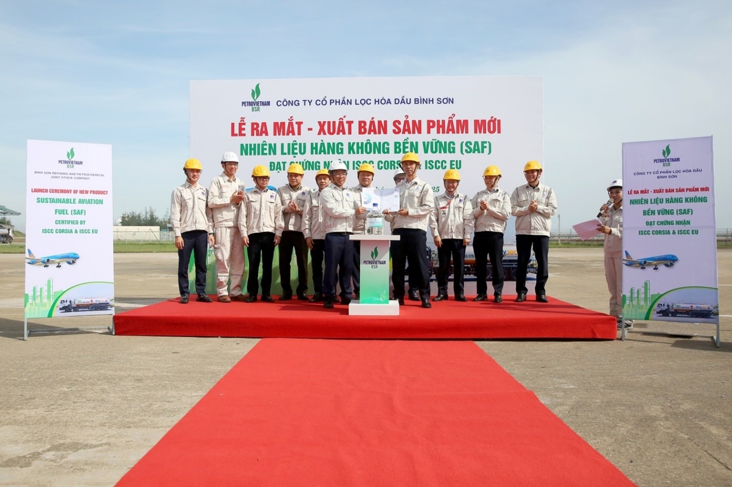 Dung Quat Oil Refinery representative handed over SAF products to Skypec Company, marking the formation of the first SAF supply chain in Vietnam.