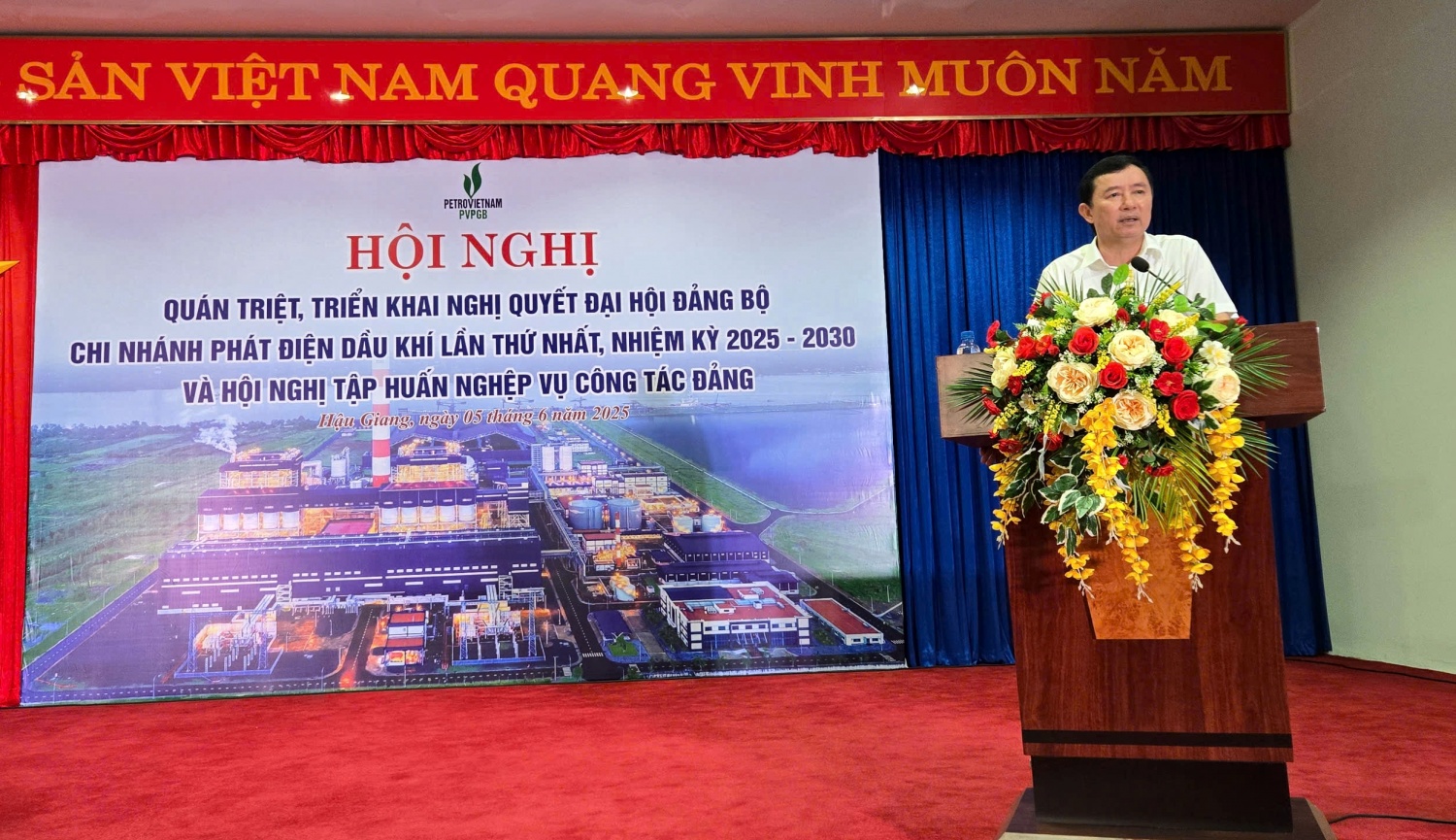 Đồng chí Hồ Công Kỳ truyền tải tinh thần cốt lõi của Nghị quyết, đồng thời nhấn mạnh các nhóm nhiệm vụ trọng tâm, giải pháp then chốt nhằm thực hiện hiệu quả các mục tiêu nhiệm kỳ 2025-2030