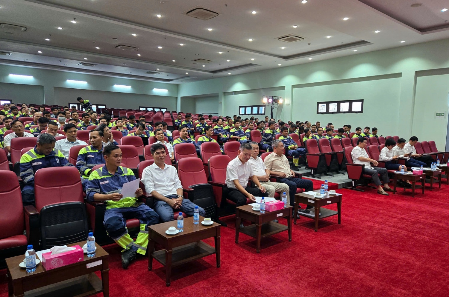 Hội nghị có sự tham dự đông đủ của toàn thể cán bộ, đảng viên và người lao động NMNĐ Sông Hậu 1