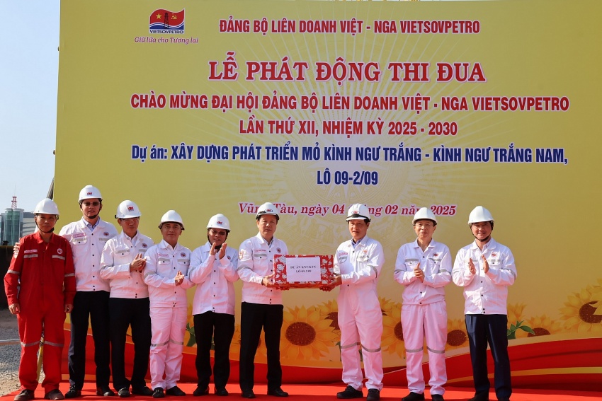 Đồng chí Vũ Mai Khanh - Bí thư Đảng ủy, Tổng Giám đốc Vietsovpetro trao quà cho đại diện các bên tham gia Dự án phát triển mỏ KNT - KNTN.