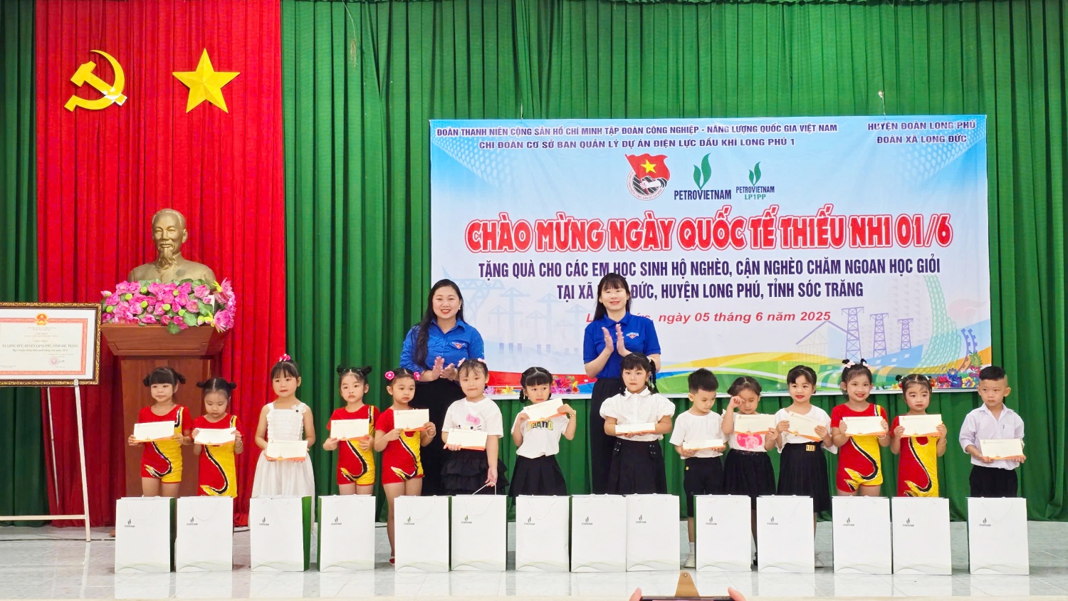 PVEP trao tặng 30 phần quà cho các em nhỏ có hoàn cảnh khó khăn tại xã Long Đức.