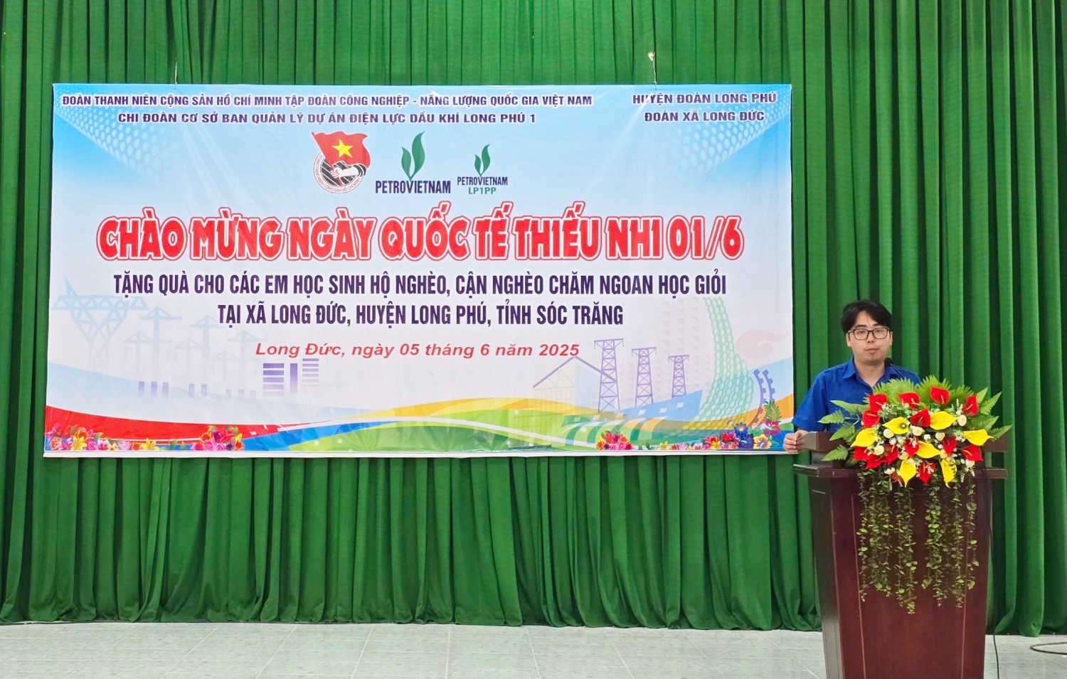 Đồng chí Phạm Đăng An - Bí thư Đoàn Thanh niên Petrovietnam phát biểu tại chương trình tặng quà cho học sinh khó khăn.