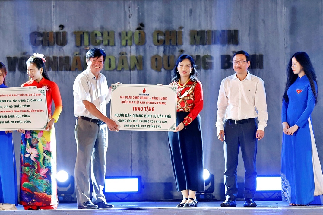 Bà Nguyễn Việt Nga, Phó trưởng Ban Truyền thông và Văn hóa Doanh nghiệp Petrovietnam trao bảng biểu trưng tặng 10 căn nhà đại đoàn kết cho người dân Quảng Bình