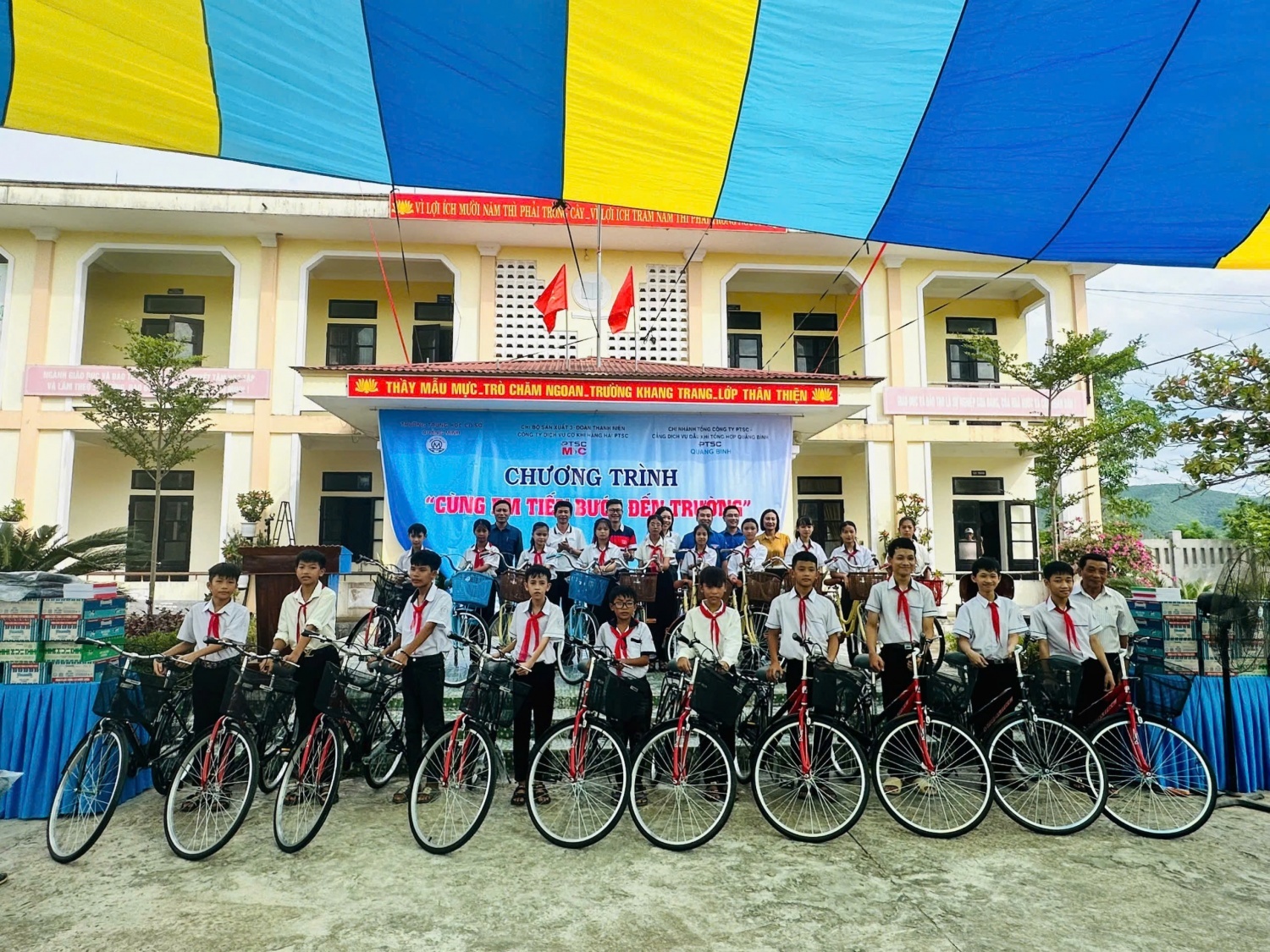Petrovietnam đã xây dựng Trường THCS Quảng Minh, xã Quảng Minh, TX Ba Đồn, Quảng Bình, trị giá 4 tỷ đồng (giai đoạn 2020 - 2021)