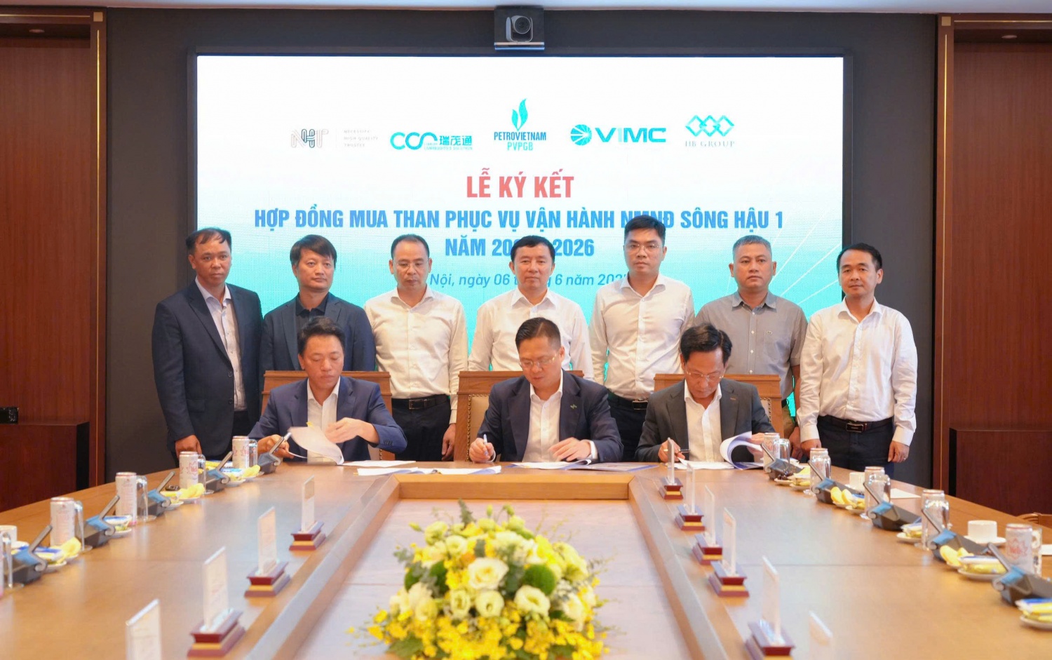 Các bên thực hiện ký kết Hợp đầu mua than phục vụ vận hành Nhà máy Nhiệt điện (NMNĐ) Sông Hậu 1 giai đoạn 2025-2026 dưới sự chứng kiến của đại diện Petrovietnam, PVPGB và các nhà thầu